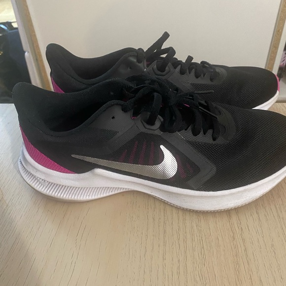 Nike Women’s Running Shoes. Size :9 Color: Black Pink and Silver. - Picture 2 of 5